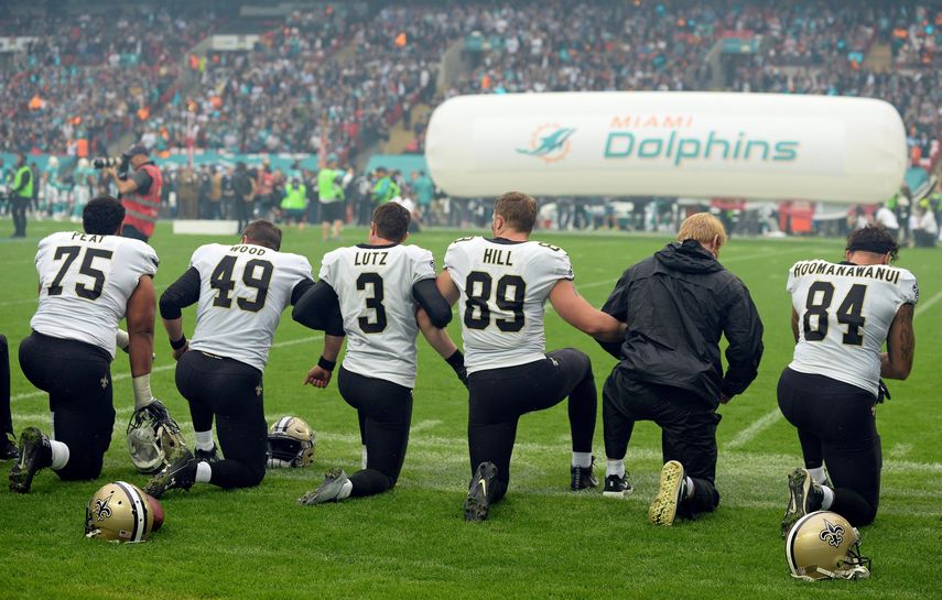 Los jugadores de Nueva Orleans se arrodillaron durante el himno nacional norteamericano, siguiendo con la polémica.