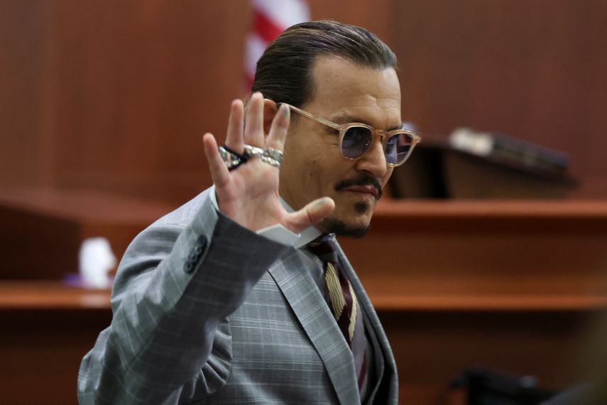 El actor estadounidense Johnny Depp reacciona cuando se va para un descanso durante el juicio por difamación Depp vs Heard en el Tribunal de Circuito del Condado de Fairfax en Fairfax, Virginia, el 26 de mayo de 2022.&nbsp;