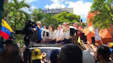 La Líder opositora María Corina Machado junto a distintos dirigentes opositores llega a la protesta en Caracas 