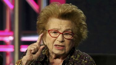 La Dra. Ruth Westheimer participa en el panel Ask Dr. Ruth (Pregúntale a la Dra. Ruth) en la presentación en Hulu de la Gira Invernal de Prensa de la Asociación de Críticos de Televisión en The Langham Huntington, el lunes 11 de febrero de 2019, en Pasadena, California.