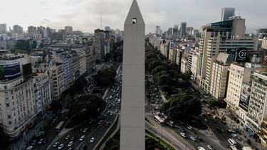Vista aérea que muestra a un hombre mirando hacia abajo desde el mirador del Obelisco en Buenos Aires el 8 de mayo de 2025. El icónico Obelisco de Buenos Aires, un monumento de 67,5 metros que es escenario de las grandes celebraciones de Argentina, estrena un ascensor turístico que permitirá a visitantes y locales acceder fácilmente a su cima por primera vez desde su construcción en 1936.