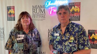 Robin and Rob Burr, fundadores del Miami Rum Renaissance Festival, comparten un momento durante la edición de 2025 en Miami.
