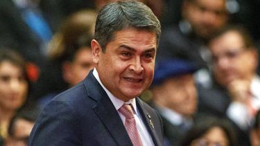 En esta imagen del 14 de enero de 2020, el presidente hondureño Juan Orlando Hernández llega a la ceremonia de juramentación del nuevo mandatario guatemalteco Alejandro Giammattei, en el Teatro Nacional de Ciudad de Guatemala. &nbsp;