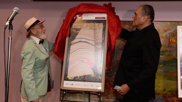 El artista Antonio Martorell y Mario Ernesto Sánchez, durante la revelación del afiche de la edición número 33 del Festival Internacional de Teatro Hispano de Miami.