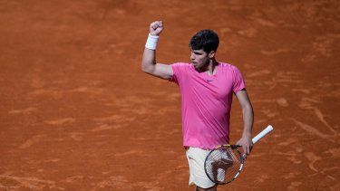 El español Carlos Alcaraz festeja durante un encuentro ante el serbio Laslo Djere, en el Abierto de Argentina, el miércoles 15 de febrero de 2023, en Buenos Aires&nbsp;