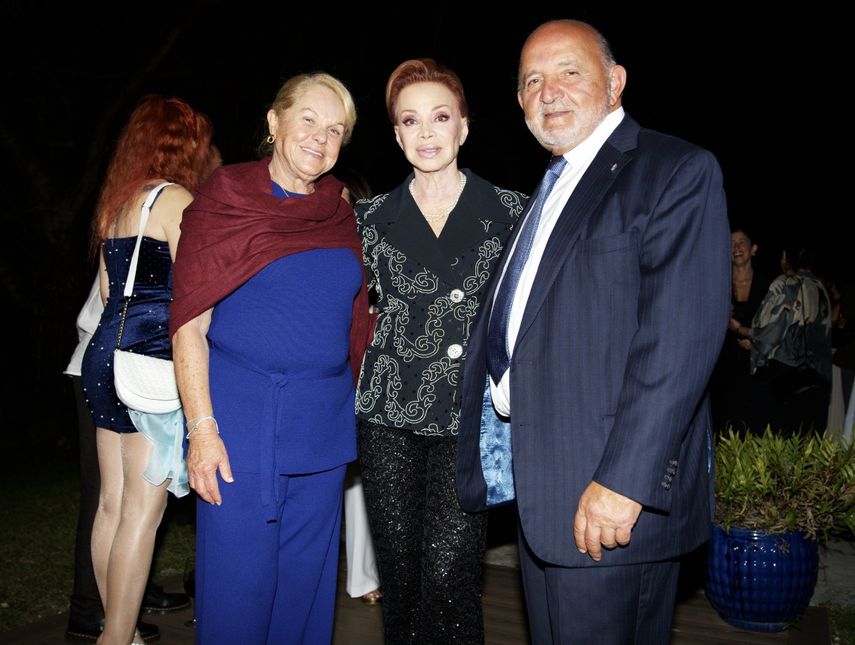 Eleonora Blasini de Mezherane, Paloma San Basilio y Nelson J. Mezherane, publisher de DIARIO LAS AMÉRICAS.