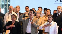 La presidenta de Honduras, Xiomara Castro (I), el expresidente Manuel Zelaya Rosales (C) y la precandidata presidencial y nueva ministra de Defensa, Rixi Moncada (R), en una ceremonia en Tegucigalpa