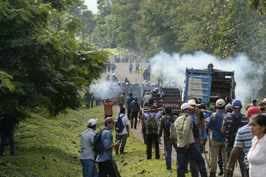 Varios campesinos enfrentan a agentes antimotines en la comunidad de La Lechera, Nueva Guinea