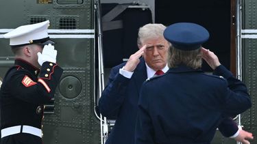 El presidente de Estados Unidos y Comandante en Jefe del Ejército, Donald J. Trump, recibe el saludo de militares al bajar del Marine One.