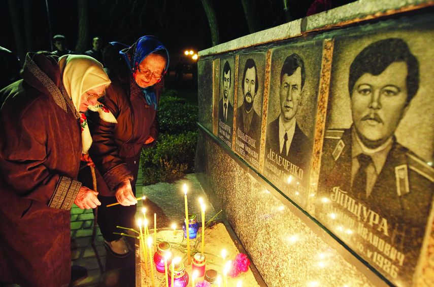 Ucranianos encienden velas en el memorial de de las víctimas del desastre nuclear.