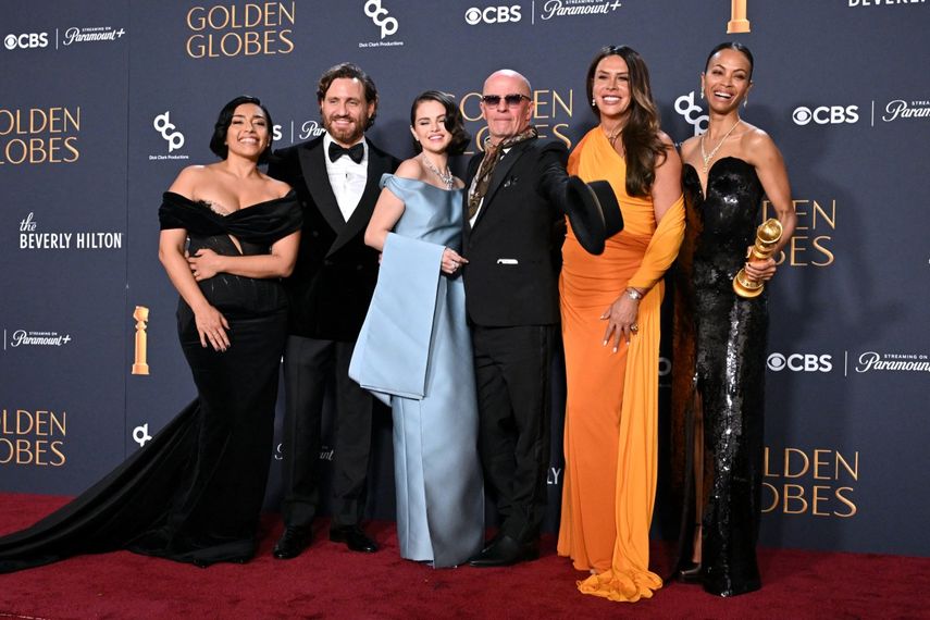 La actriz mexicana Adriana Paz, el actor venezolano Edgar Ramírez, la cantante y actriz estadounidense Selena Gómez, el director francés Jacques Audiard, la actriz española Karla Sofía Gascón y la actriz estadounidense Zoe Saldaña posan con el premio a Mejor Película - Musical o Comedia por Emilia Pérez en la sala de prensa durante la 82.a edición anual de los Premios Globos de Oro en el hotel Beverly Hilton en Beverly Hills, California, el 5 de enero de 2025.