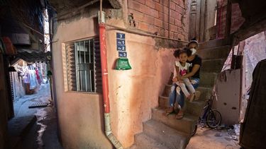 Ana Carolina Silva, quien perdió su trabajo durante la pandemia de COVID-19, posa con su hija Cataleia fuera de su casa en la favela Paraisopolis de Sao Paulo, Brasil, el lunes 24 de mayo de 2021.&nbsp;