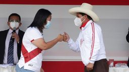 Los candidatos a la presidencia de Perú, Keiko Fujimori, izquierda, y Pedro Castillo chocan puños a manera de saludo al final del debate presidencial, en Chota, Perú, el sábado 1 de mayo de 2021.
