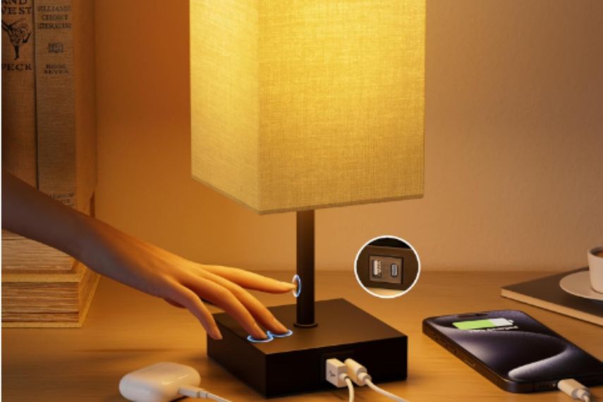 Lámpara en una mesa de noche