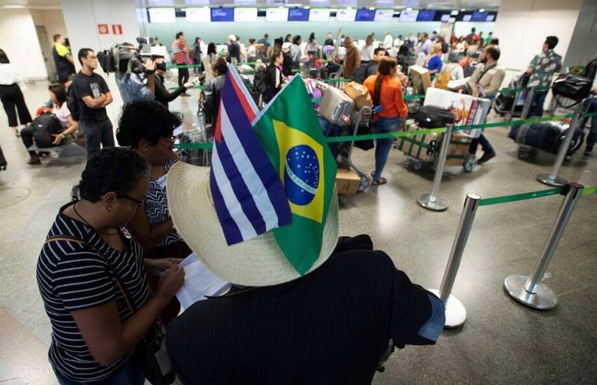 Galenos cubanos salen de Brasil tras dejar el programa Más Médicos. El país sudamericano aún contabiliza la cifra de los que decidieron no regresar a la isla.