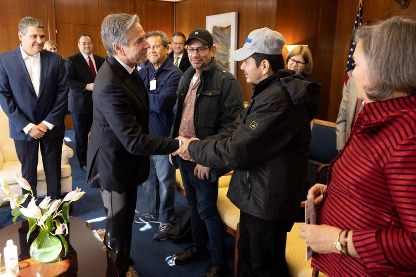 El expreso político y líder del Movimiento Campesino, Medardo Mairena, saluda al secretario de Estado, Antony Blinken, en Washington.&nbsp;