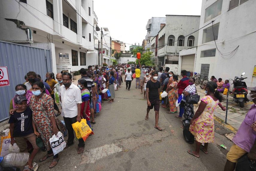Decenas de personas hacen cola para comprar querosene en Colombo, Sri Lanka.