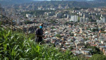 NOTICIA DE VENEZUELA  - Página 48 Antonio-martinez-67-anos-se-ocupa-sus-cultivos-una-pequena-parcela-tierra-una-ladera-caracas-venezuela-el-domingo-13-septiembre-2020