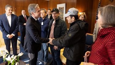 El expreso político y líder del Movimiento Campesino, Medardo Mairena, saluda al secretario de Estado, Antony Blinken, en Washington.&nbsp;