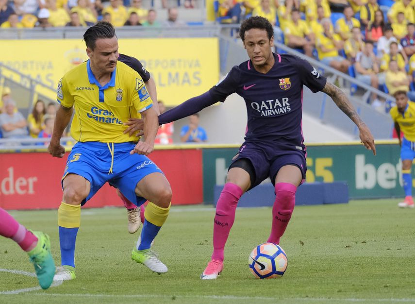 Neymar (derecha) guio la victoria del Barcelona al lograr un hat-trick contra Las Palmas.&nbsp;