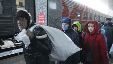 Gente de Mariúpol y el este de Ucrania baja de un tren en la estación ferroviaria de Nizhny Novgorod, Rusia, el jueves 7 de abril de 2022, para ser conducidos a alojamientos temporales en la región. Unos 500 refugiados de la zona de Mariúpol llegaron a Nizhny Novgorod en un tren especial organizado por Rusia desde el este de Ucrania, a unos 800 kilómetros (500 millas) de la frontera.&nbsp; 