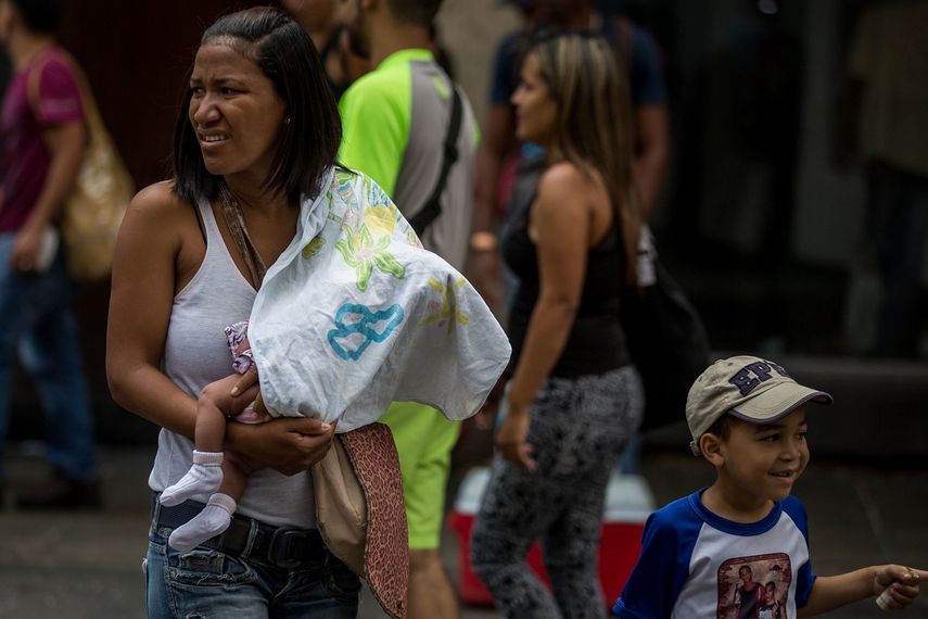 Ser madre en&nbsp;Venezuela&nbsp;es una labor titánica que, sumando la escasez de productos básicos y la inflación galopante de la nación, hace que tengas que decidir entre comer tú o tu bebé.