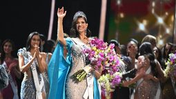 La recién coronada Miss Universo 2023, Sheynnis Palacios de Nicaragua, saluda tras ganar la 72ª edición del certamen de Miss Universo en San Salvador el 18 de noviembre de 2023.