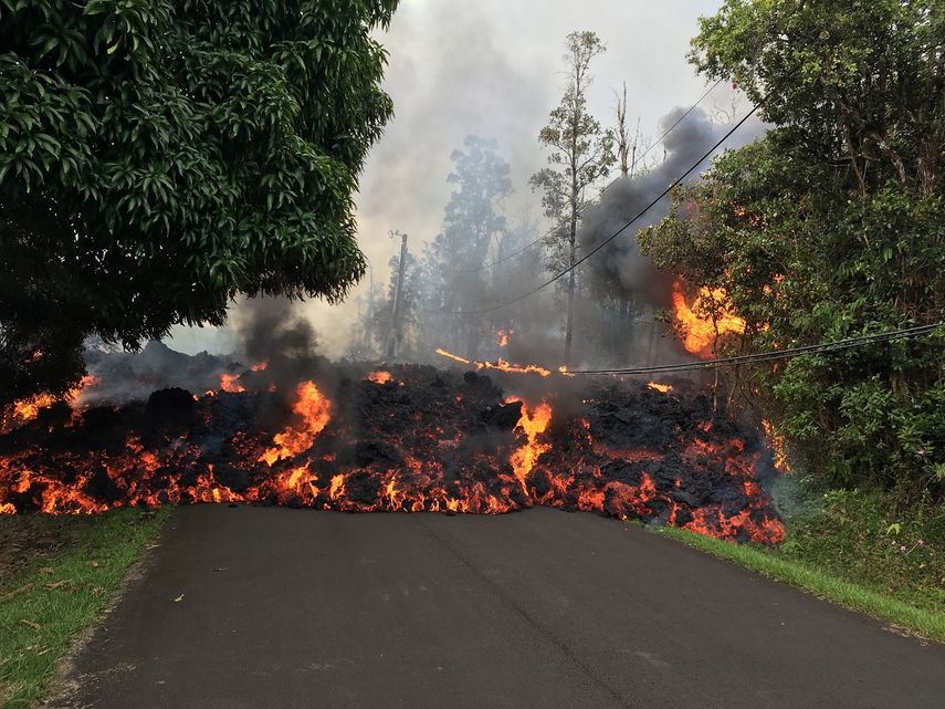 &nbsp;Imagen proporcionada por el Servicio Geológico de Estados Unidos (USGS, por sus siglas en inglés), que muestra la lava recorriendo la Makamae Street, en el estado de Leilani, cerca de Pahoa, Hawái.&nbsp;