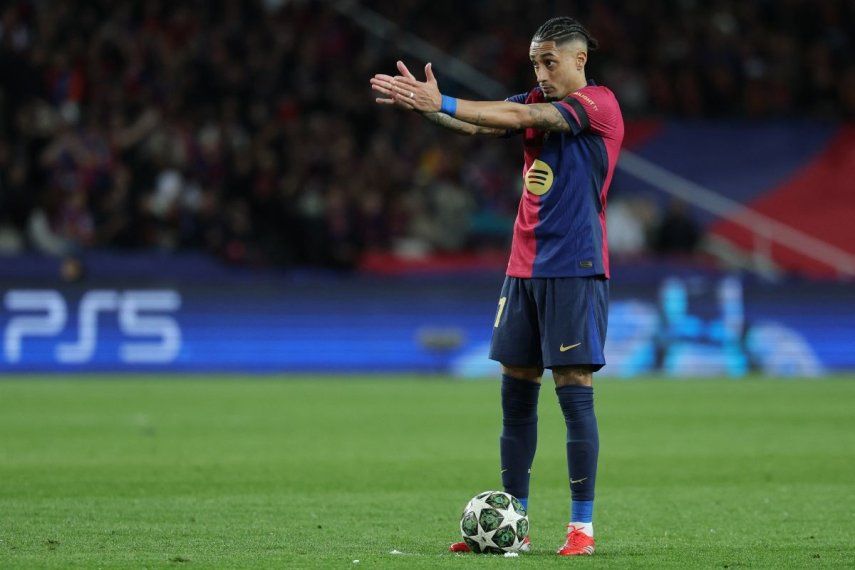 El brasileño Raphinha, del Barcelona, hace un gesto durante un partido ante el Benfica, el 11 de marzo de 2025.