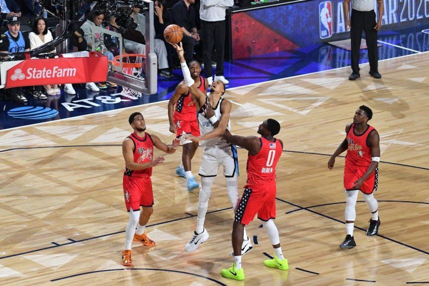 El francés Victor Wembanyama (de blanco) intenta encestar el balón durante el Juego de Estrellas de la NBA, el 15 de febrero de 2026.