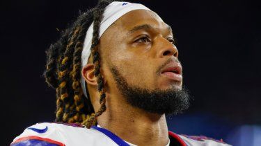 En foto del 1 de diciembre del 2022, el safety de los Bills de Buffalo, Damar Hamlin, abandona el campo tras el encuentro ante los Patriots de Nueva Inglaterra.