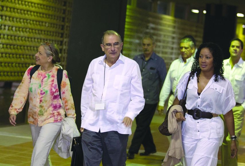 Humberto de la Calle, jefe del equipo negociador del gobierno Santos, acompañado por nuevos miembros de su equipo