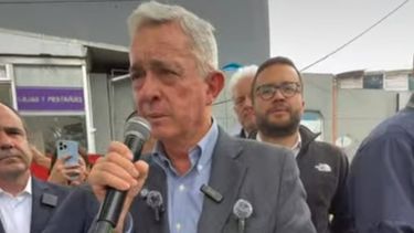 El expresidente Álvaro Uribe Vélez encabezó un acto en el parque El Golfito de Bogotá, donde ocurrió el atentado en junio de 2025 contra el senador Miguel Uribe Turbay