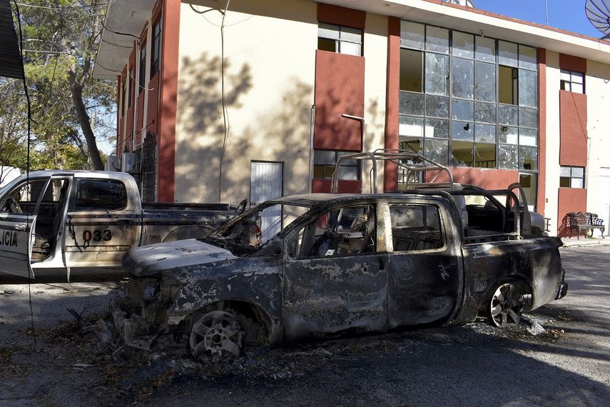 Esta fotograf&iacute;a muestra dos veh&iacute;culos quemados junto al ayuntamiento de Villa Uni&oacute;n, M&eacute;xico, el domingo 1 de diciembre de 2019.&nbsp;