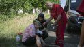 Una mujer herida por el cañoneo ruso contra Slavyansk, región Donetsk, Ucrania, el 27 de junio del 2022.  