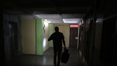 &nbsp;Una persona camina al interior de un edificio durante un apagón este miércoles, en La Habana (Cuba)