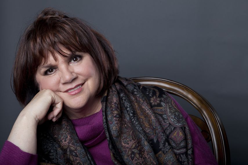 En esta foto del 17 de septiembre de 2013, la cantante estadounidense Linda Ronstadt posa en Nueva York para promocionar su libro de memorias Simple Dreams. La cantante ha manifestado su fascinación por la música mexicana. 