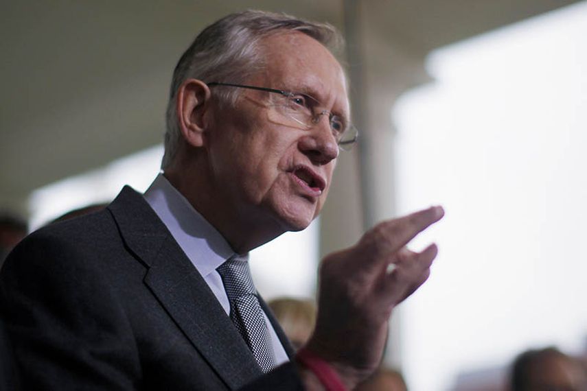 El líder de la mayoría en el Senado, Harry Reid, habla con la prensa el jueves en la Casa Blanca. (AP)