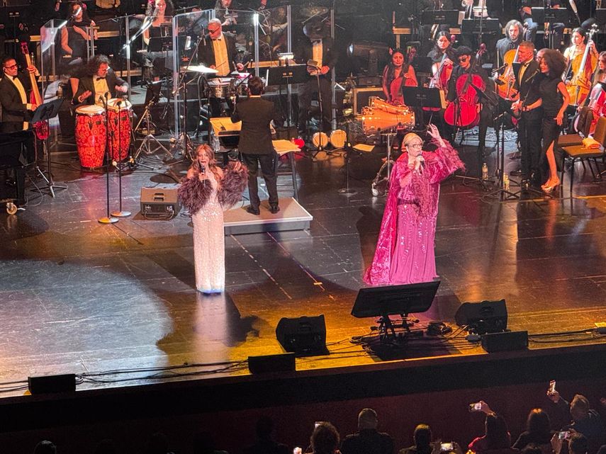 Lena y Malena Burke cautivan con su interpretación a dúo de ‘Lágrimas Negras’.