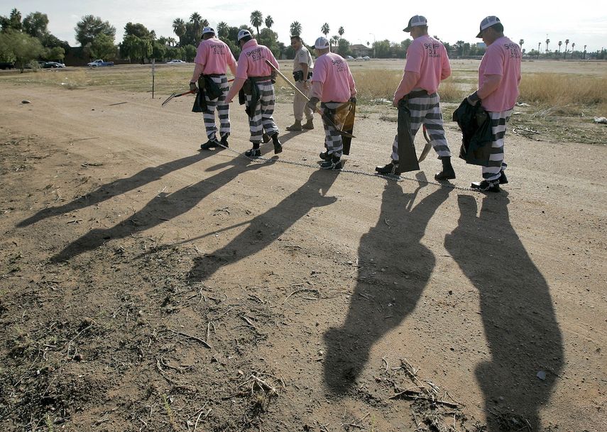 En esta foto de 2007, prisioneros encadenados son llevados a su sitio de trabajo forzado en Phoenix.&nbsp;