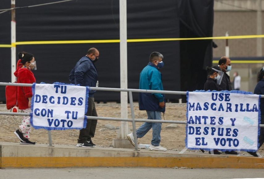 Ciudadanos peruanos ingresan a recinto para votar este 6 de junio.&nbsp;&nbsp;