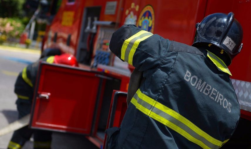 Bomberos brasileños combaten un incendio en una residencia en Boa Vista.