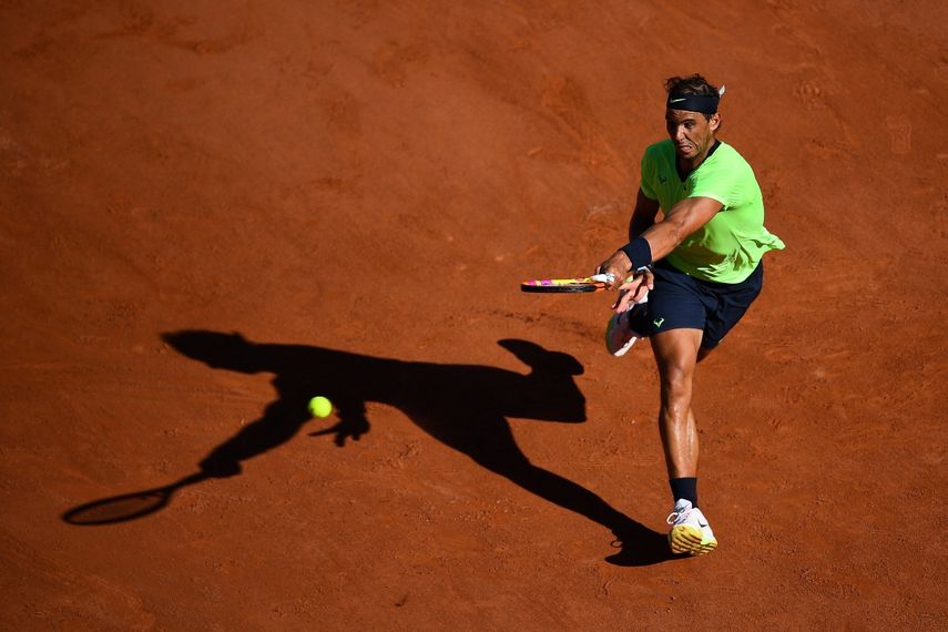 El español Rafael Nadal devuelve la pelota al australiano Alexei Popyrin durante el partido de tenis individual masculino de la primera ronda del Abierto de Francia de Roland Garros 2021 en París el 1 de junio de 2021. &nbsp;