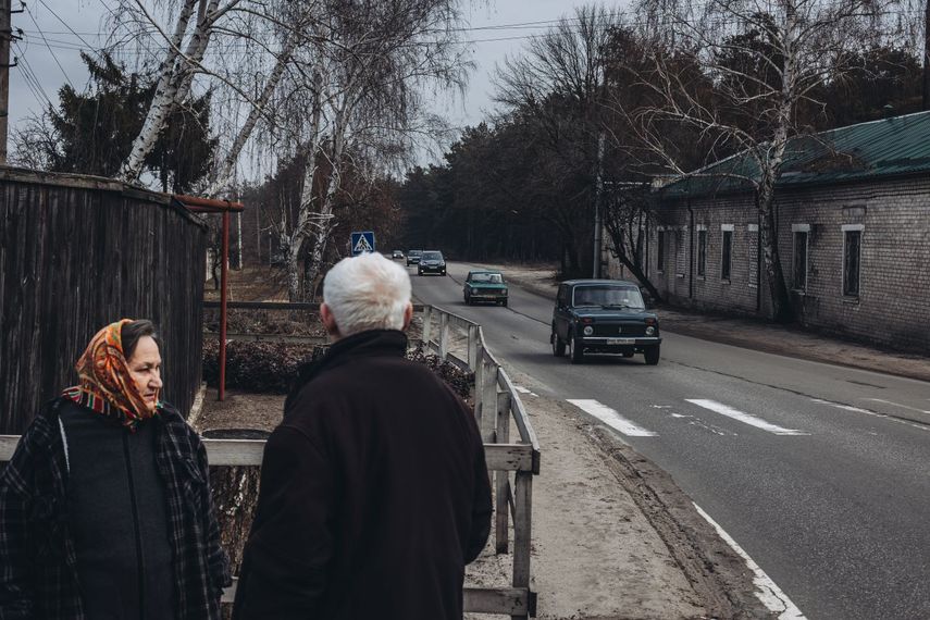 Unos civiles a las puertas de su casa observan la huida de cientos de vecinos, a 24 de febrero de 2022, en Oblast de Lugansk (Ucrania).&nbsp;