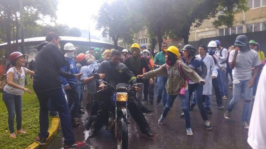 Momento en el que trasladan al joven venezolano herido por impacto de bomba lacrimógena en el pecho hacia el Hospìtal Universitario de Caracas.