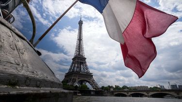 La Torre Eiffel, cerrada a mediados de marzo como parte de las restricciones por la pandemia de coronavirus, reabri&oacute; el 25 de junio, pero sin habilitar los ascensores para subir hasta el segundo piso. Los turistas tienen que superar 674 escalones para llegar a la plataforma.&nbsp;