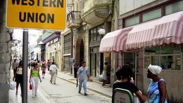 Cartel que anuncia una oficina de la Western Union en la calle Obispo, en La Habana.&nbsp;
