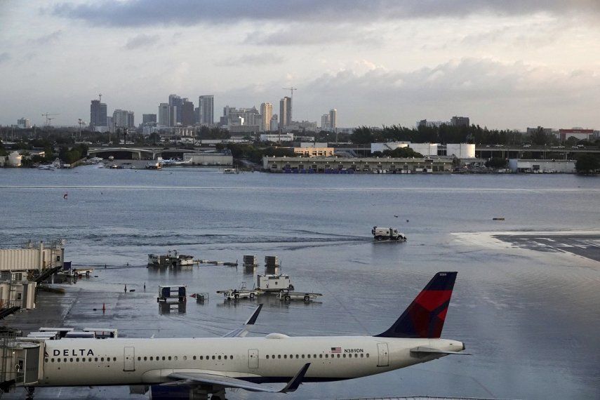 Aviones permanecen detenidos en la pista debido a inundaciones en el Aeropuerto Internacional de Fort Lauderdale Hollywood, el jueves 13 de abril de 2023 en Fort Lauderdale, Florida.&nbsp;