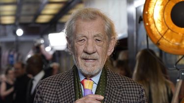 El actor Ian McKellen posa a su llegada al estreno europeo de The Critic, en Londres, el lunes 2 de septiembre de 2024.