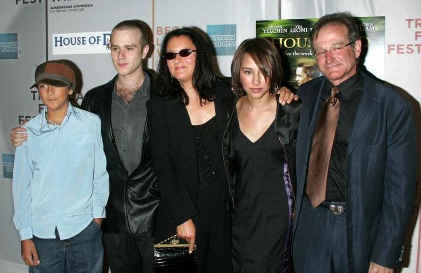 Robin Williams posa junto a Susan Schneider y sus tres hijos. (FACEBOOK)